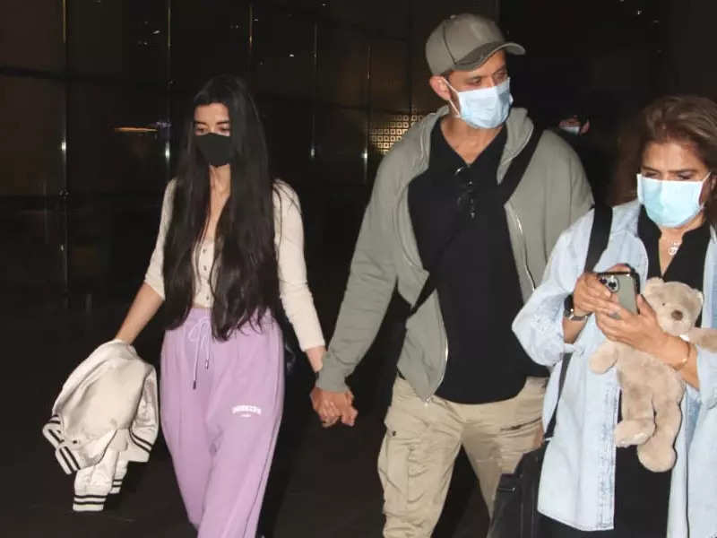 Saba Azad and Hrithik Roshan walk hand-in-hand at airport as they ...