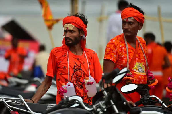 Kanwar Yatra 2022: Devotees offer prayers to Lord Shiva