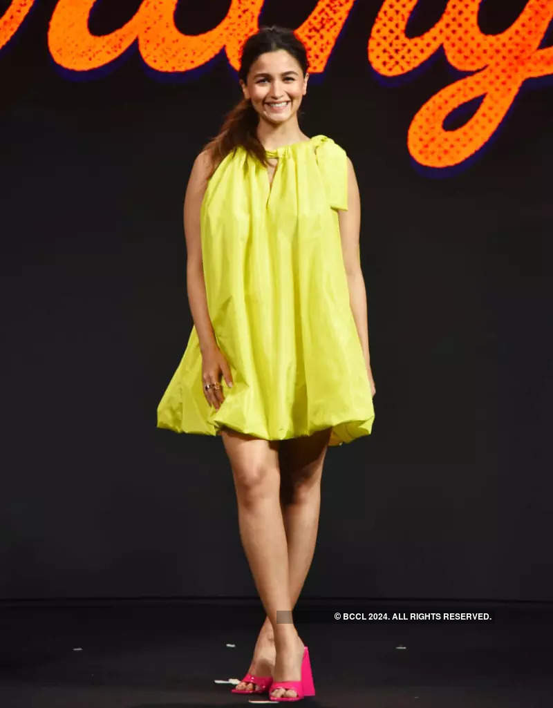 Mom-to-be Alia Bhatt shines bright in a yellow dress at the trailer launch of 'Darlings'