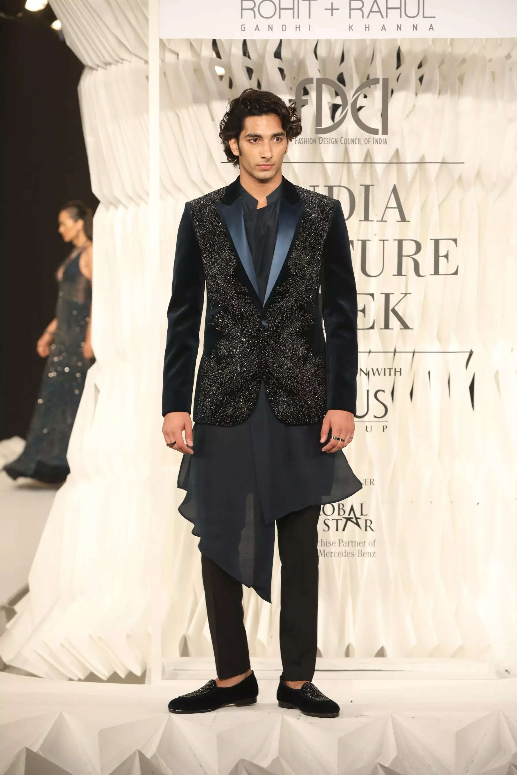 ROHIT GANDHI-RAHUL KHANNA AT FDCI INDIA COUTURE WEEK 2022  (17)