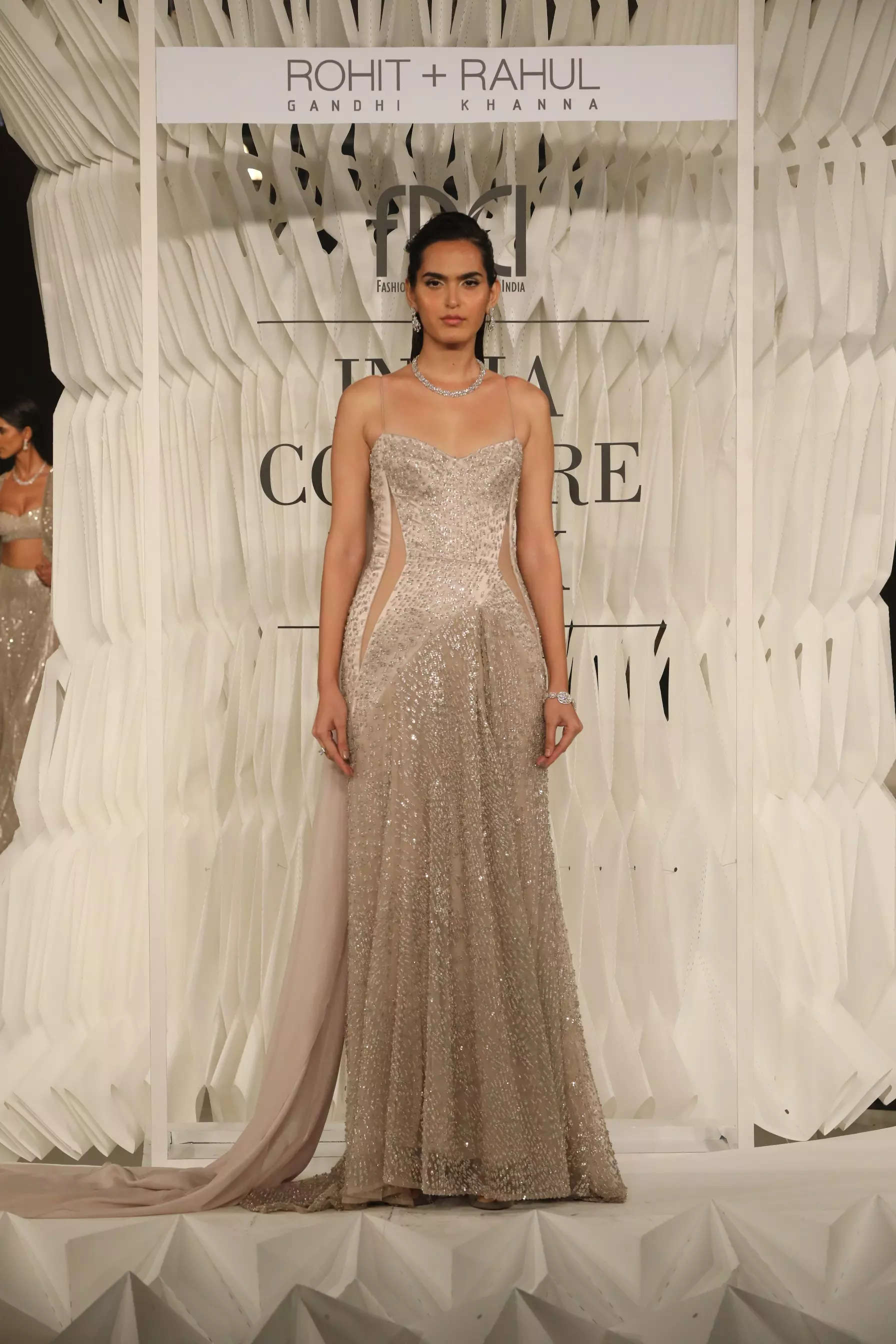 ROHIT GANDHI-RAHUL KHANNA AT FDCI INDIA COUTURE WEEK 2022  (22)