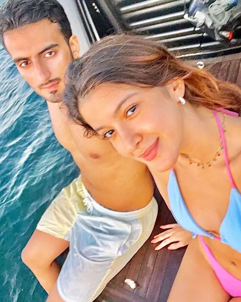 Fun-filled pictures of Shanaya Kapoor chilling with friends from her vacation will make you hit the beach