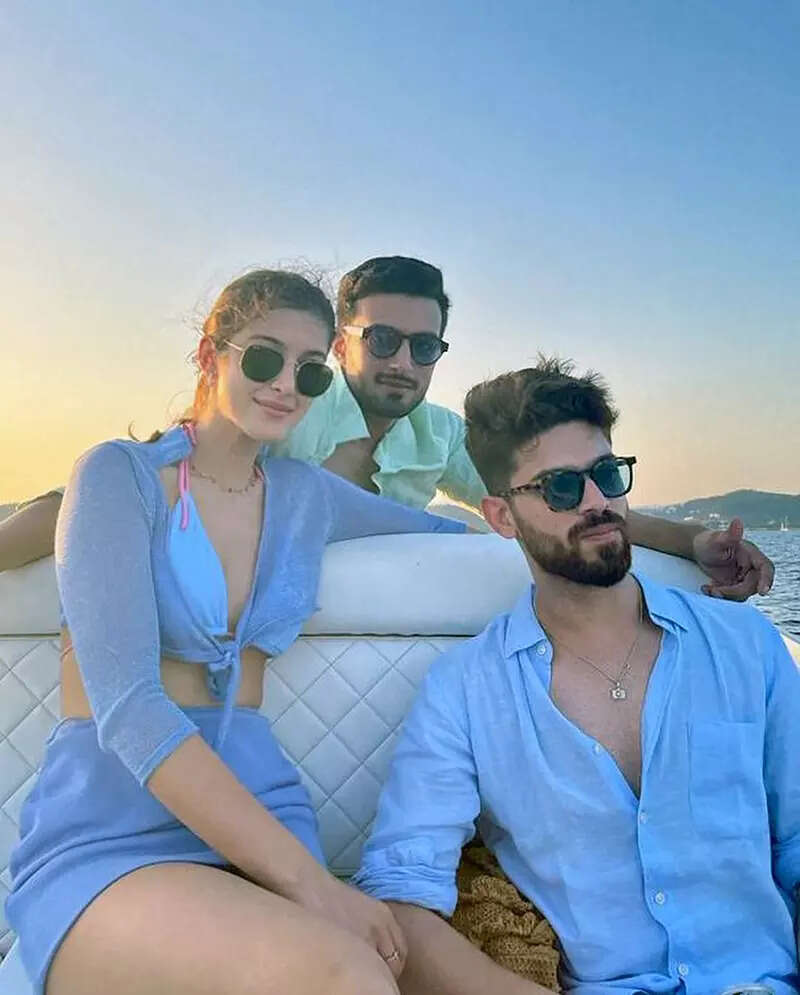 Fun-filled pictures of Shanaya Kapoor chilling with friends from her vacation will make you hit the beach
