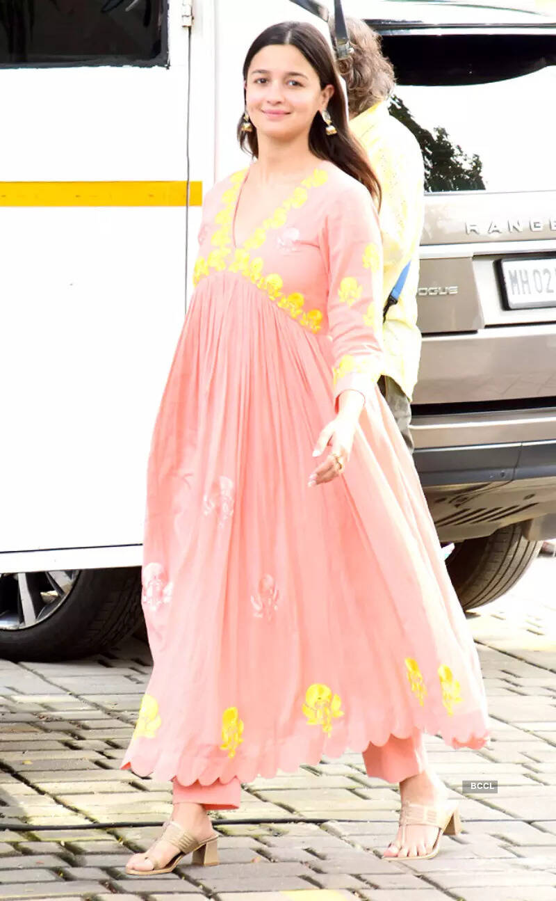 #ETimesSnapped: From Virat-Anushka to Sidharth-Kiara, paparazzi pictures of your favourite celebs