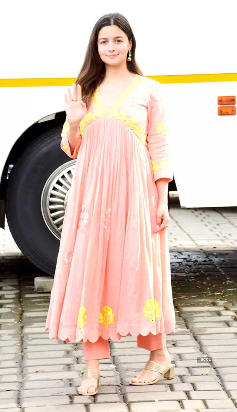 #ETimesSnapped: From Virat-Anushka to Sidharth-Kiara, paparazzi pictures of your favourite celebs