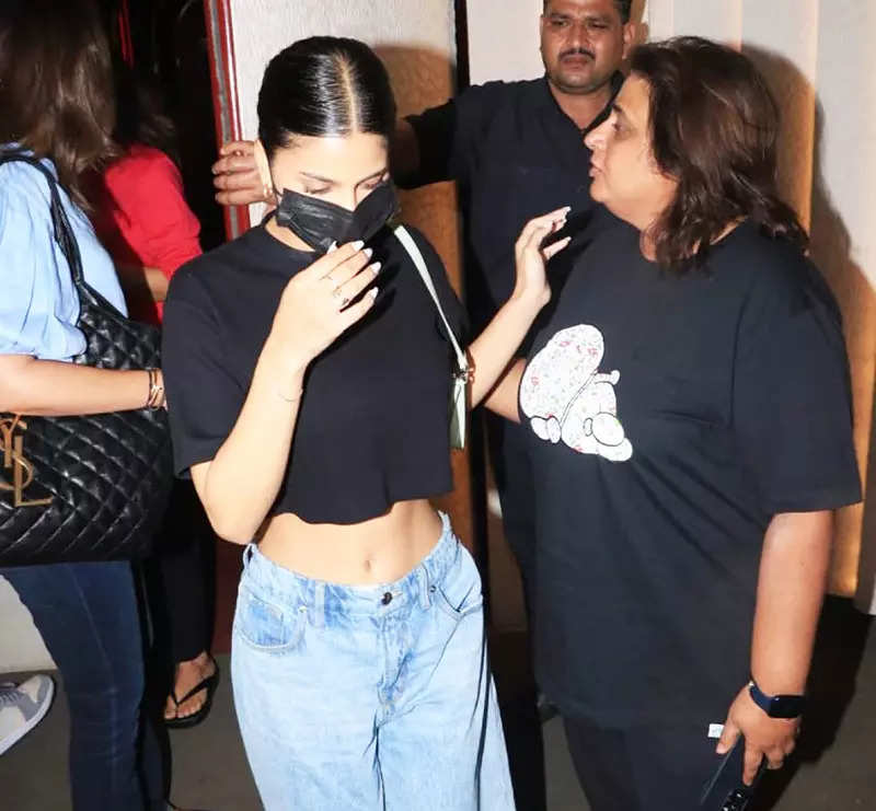 Suhana Khan flaunts her toned midriff in a crop top in these new pictures from her dinner outing with Agastya Nanda