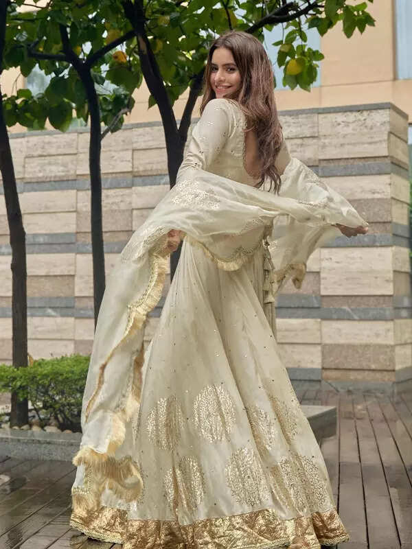 <BR> sets the temperature soaring with these pictures!