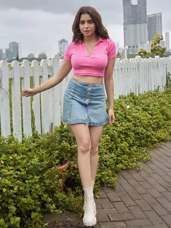 <BR> sets the temperature soaring with these pictures!