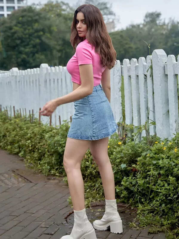 <BR> sets the temperature soaring with these pictures!