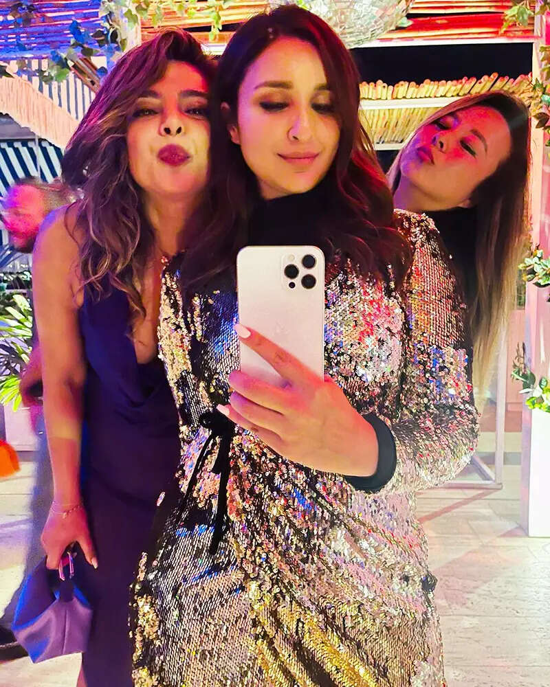 Nick Jonas shares an unseen mushy picture with &lsquo;lady in red&rsquo; Priyanka Chopra from her birthday