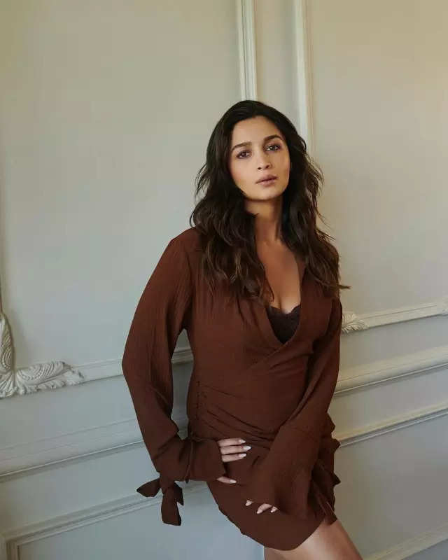 Alia Bhatt flaunts her baby bump in a chic brown wrap dress, radiates pregnancy glow in these pictures