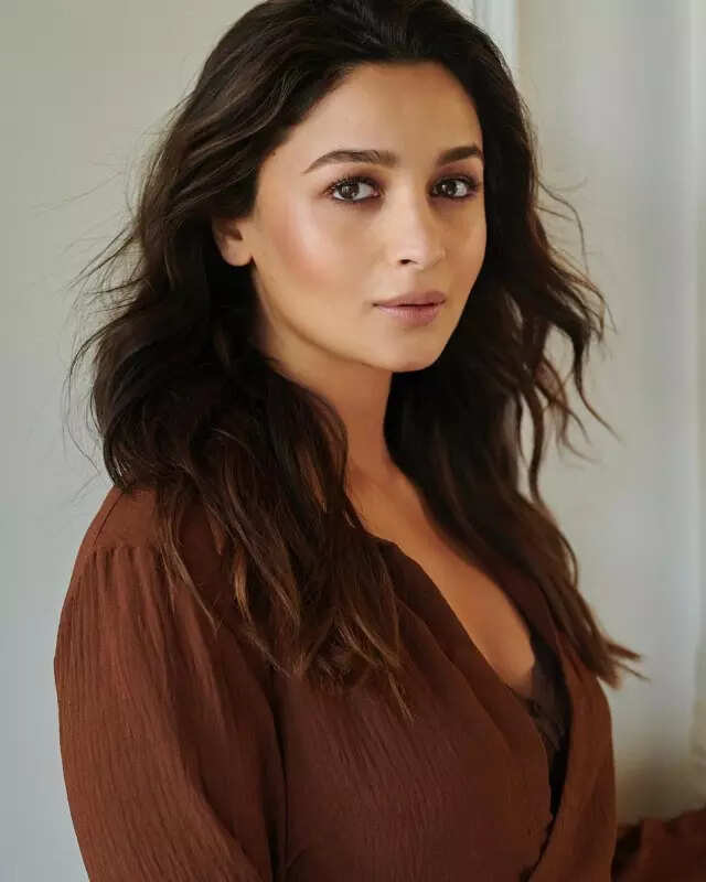 Alia Bhatt flaunts her baby bump in a chic brown wrap dress, radiates pregnancy glow in these pictures