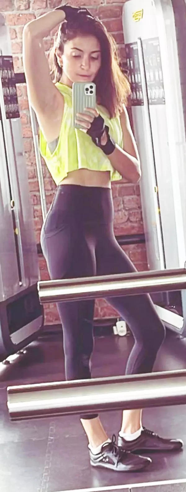 This mirror selfie of Anushka Sharma flaunting her toned physique will make you want to hit the gym!