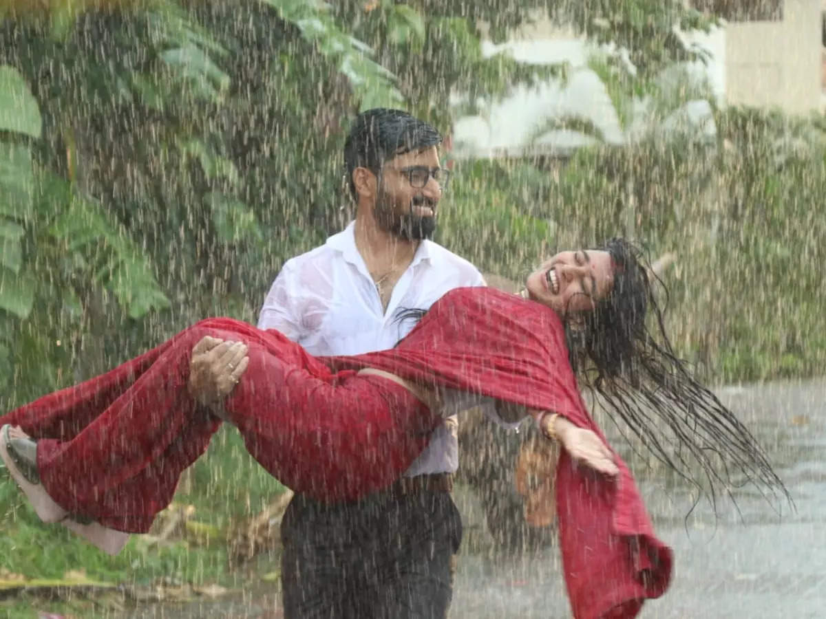 Biswajit Ghosh and Aratrika Maity aka Indrajit-Mitul shoot for a romantic sequence in 'Khelnabari'; see pics | The Times of India