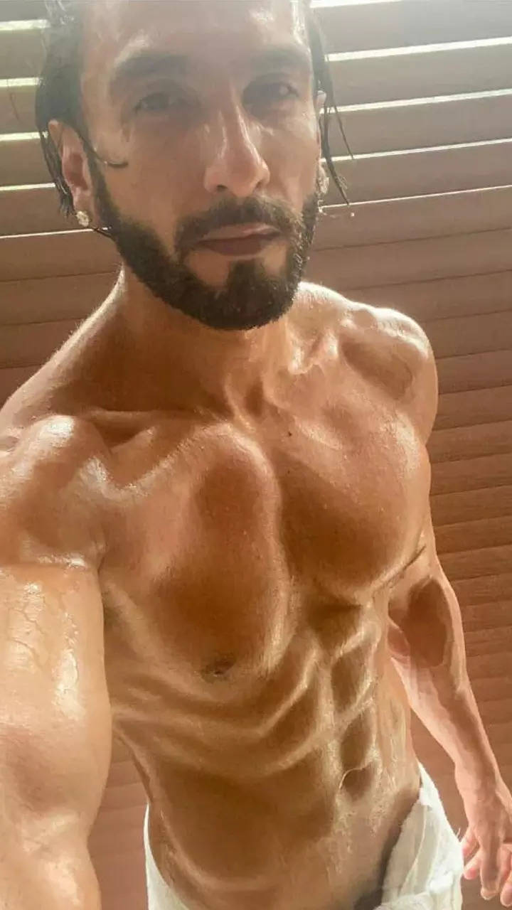 Nude photo controversy: 10 times Ranveer Singh scorched up Instagram with  his bare body pics | Times of India