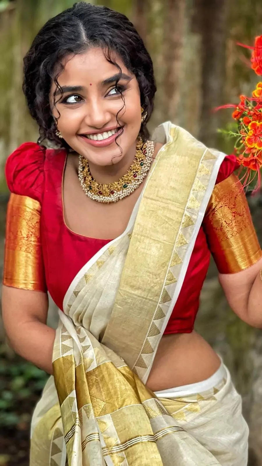 Anupama Parameswaran looks stunning in curls and ethnic wear ...