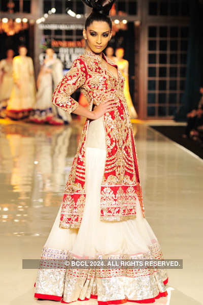 Stars at Delhi Couture Week '11