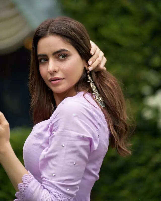 <BR> sets the temperature soaring with these pictures!