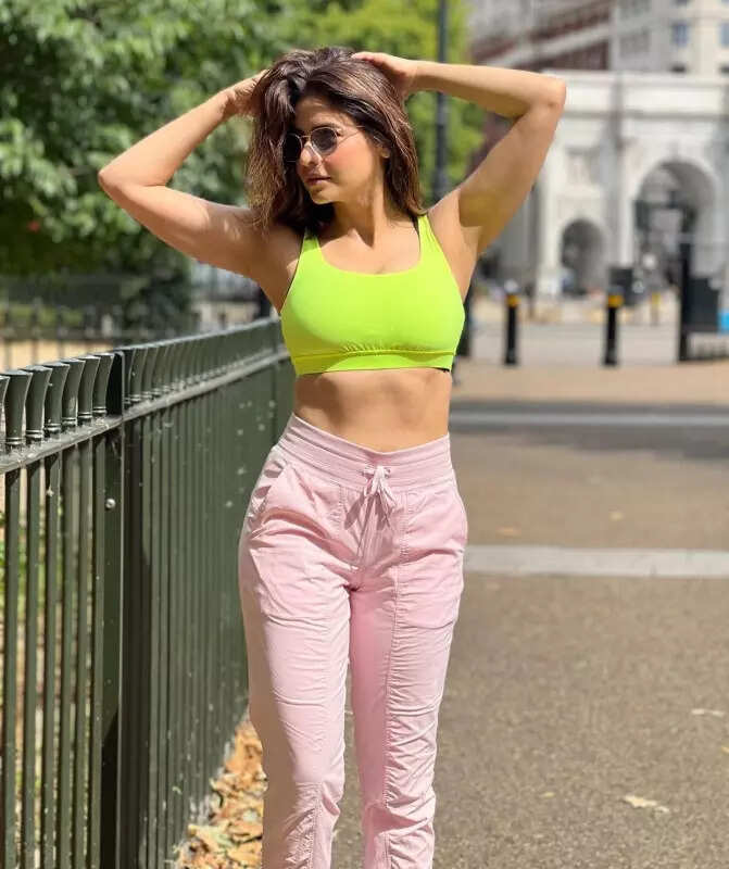 <BR> sets the temperature soaring with these pictures!