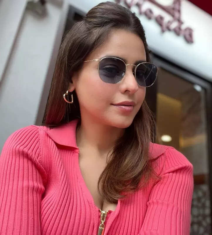 <BR> sets the temperature soaring with these pictures!