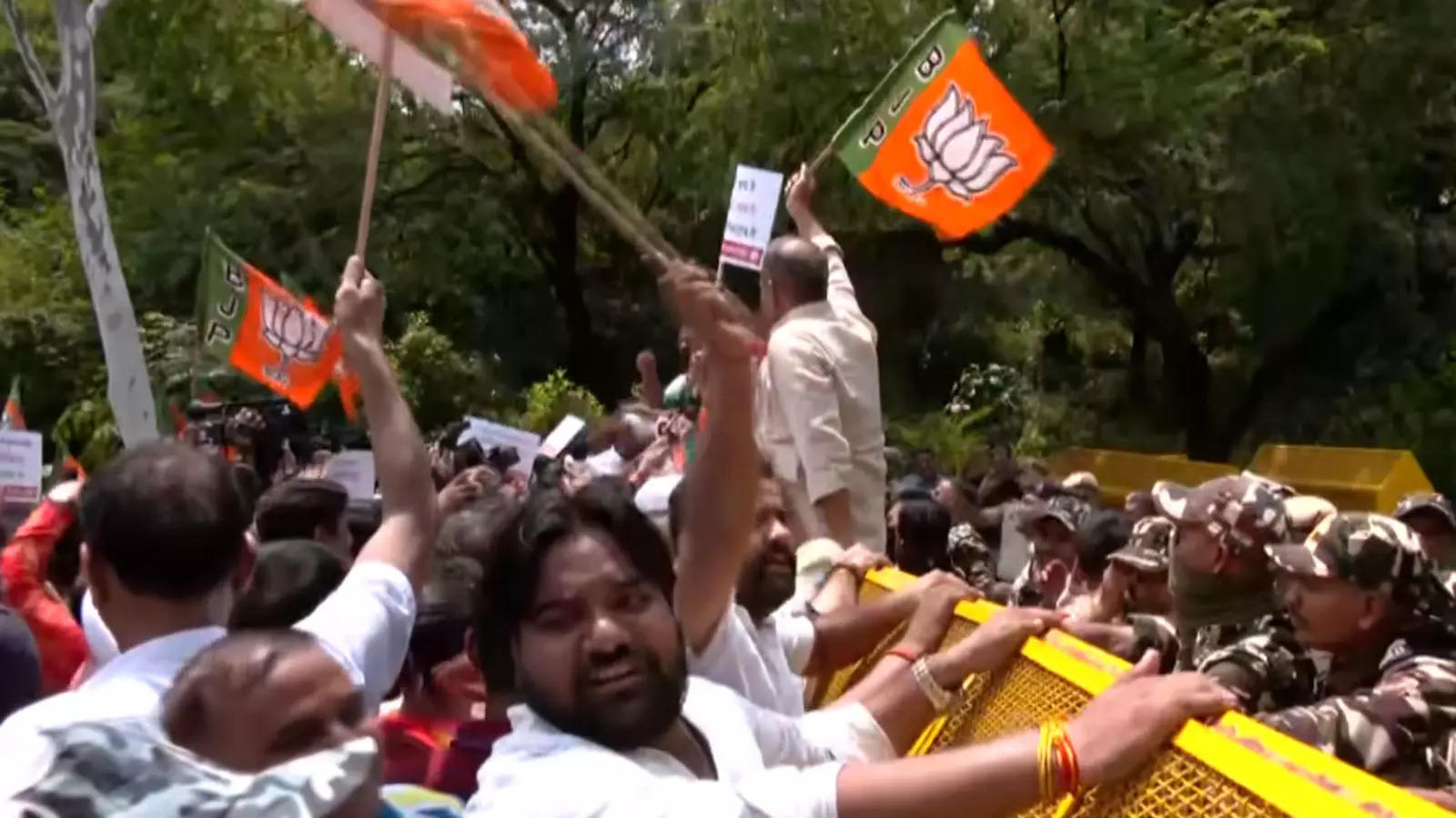 Delhi: BJP Workers Protest Against AAP Outside Arvind Kejriwal's Residence