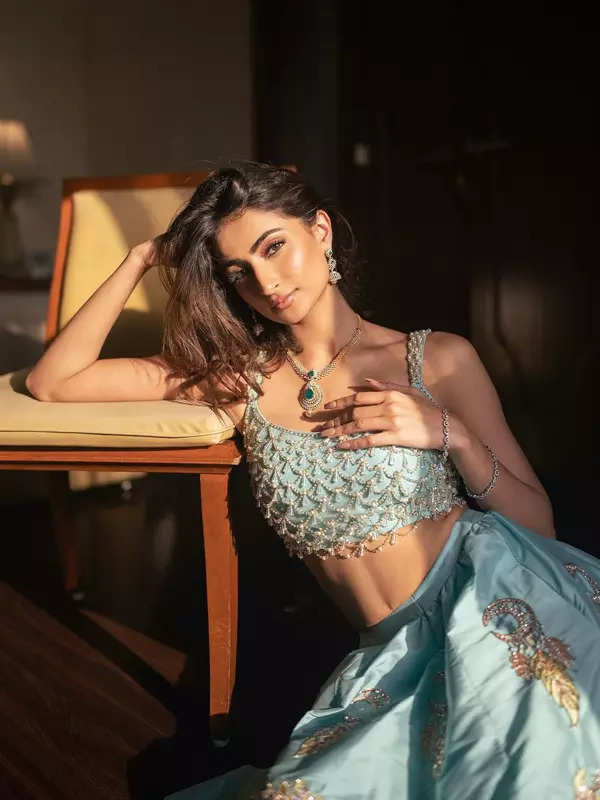 Palak Tiwari shares sun-kissed pictures in purple crop top and printed pants