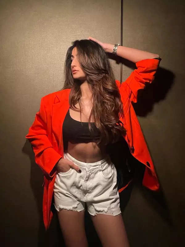 Palak Tiwari shares sun-kissed pictures in purple crop top and printed pants