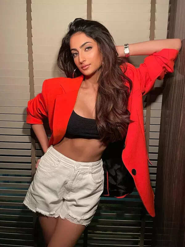 Palak Tiwari shares sun-kissed pictures in purple crop top and printed pants