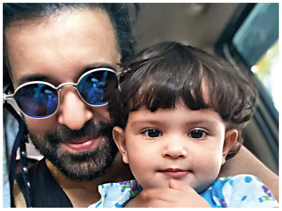 Aamir Ali with his daughter, Ayra (Instagram)