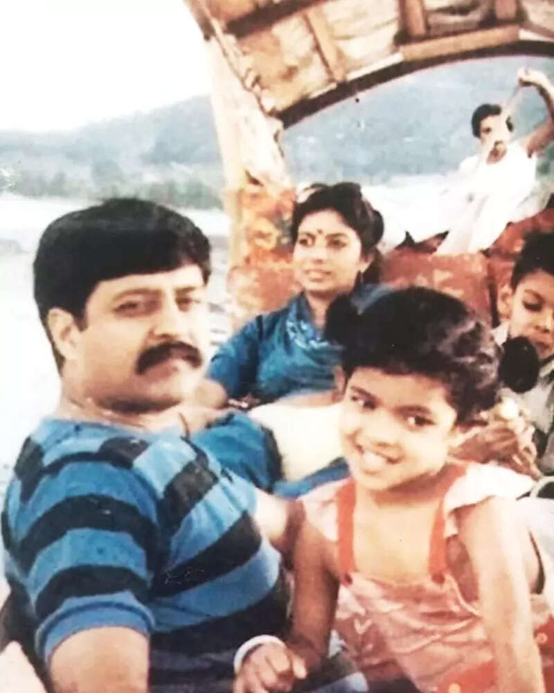 This unseen childhood picture of Priyanka Chopra with her dad will surely melt your heart