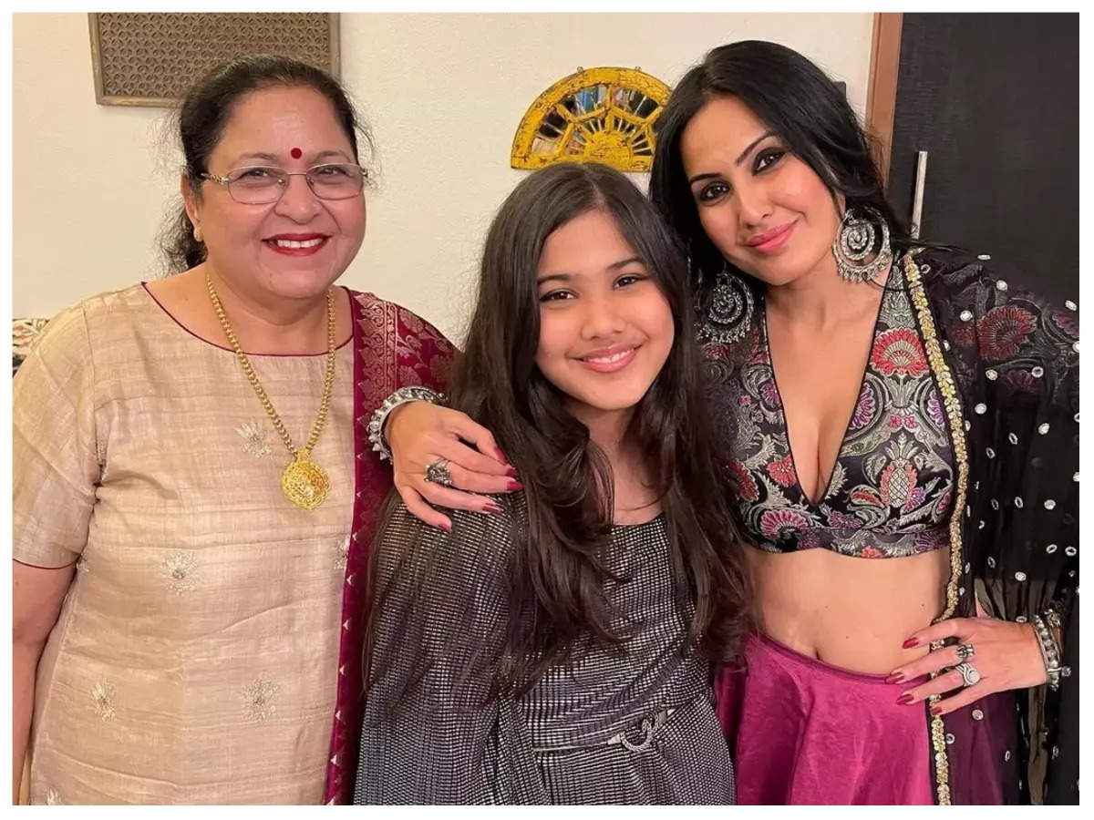 Kamya with Aara and her mother (Instagram)
