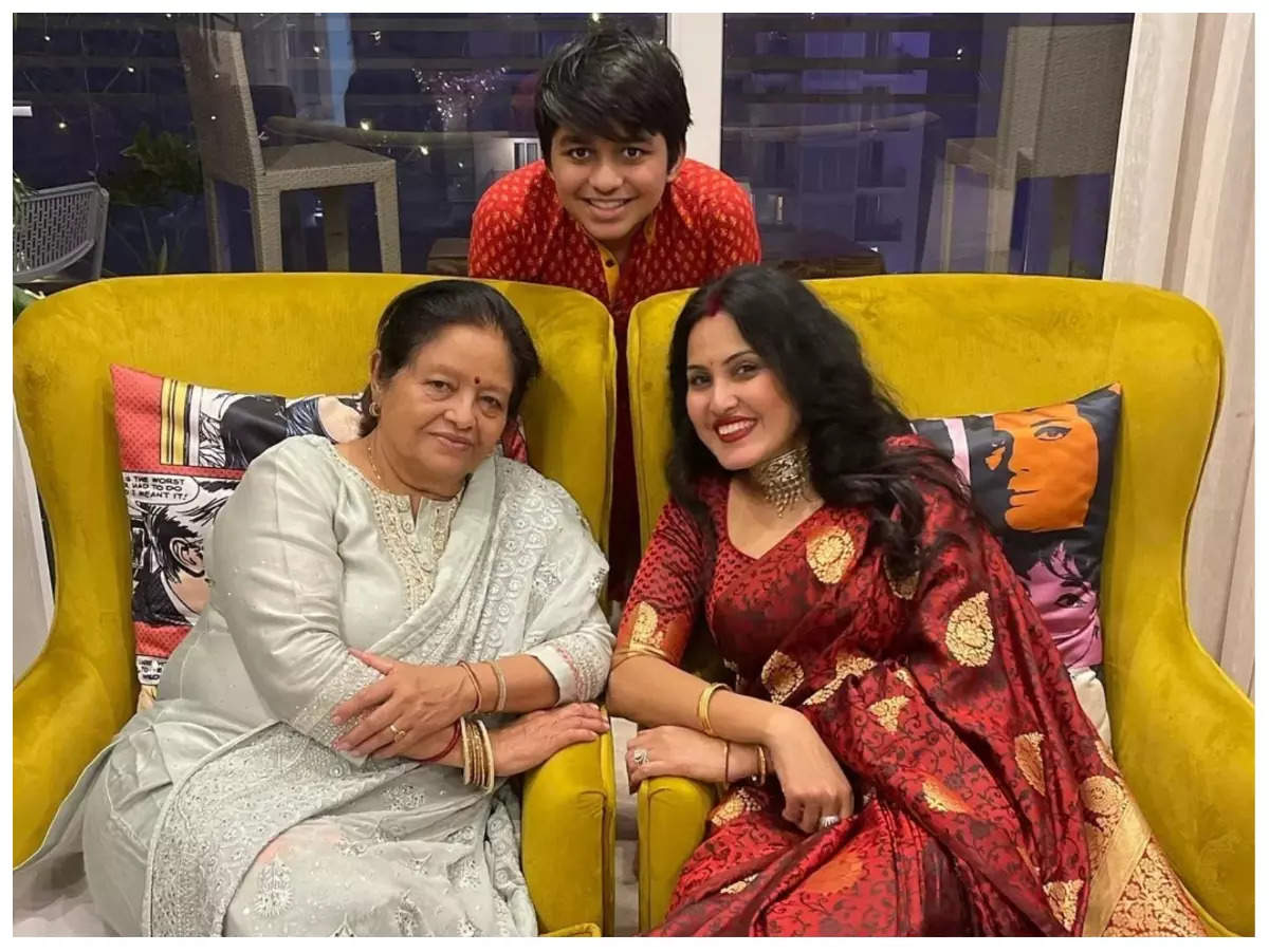 Kamya with her mother-in-law and Shalabh's son Ishan (Instagram)