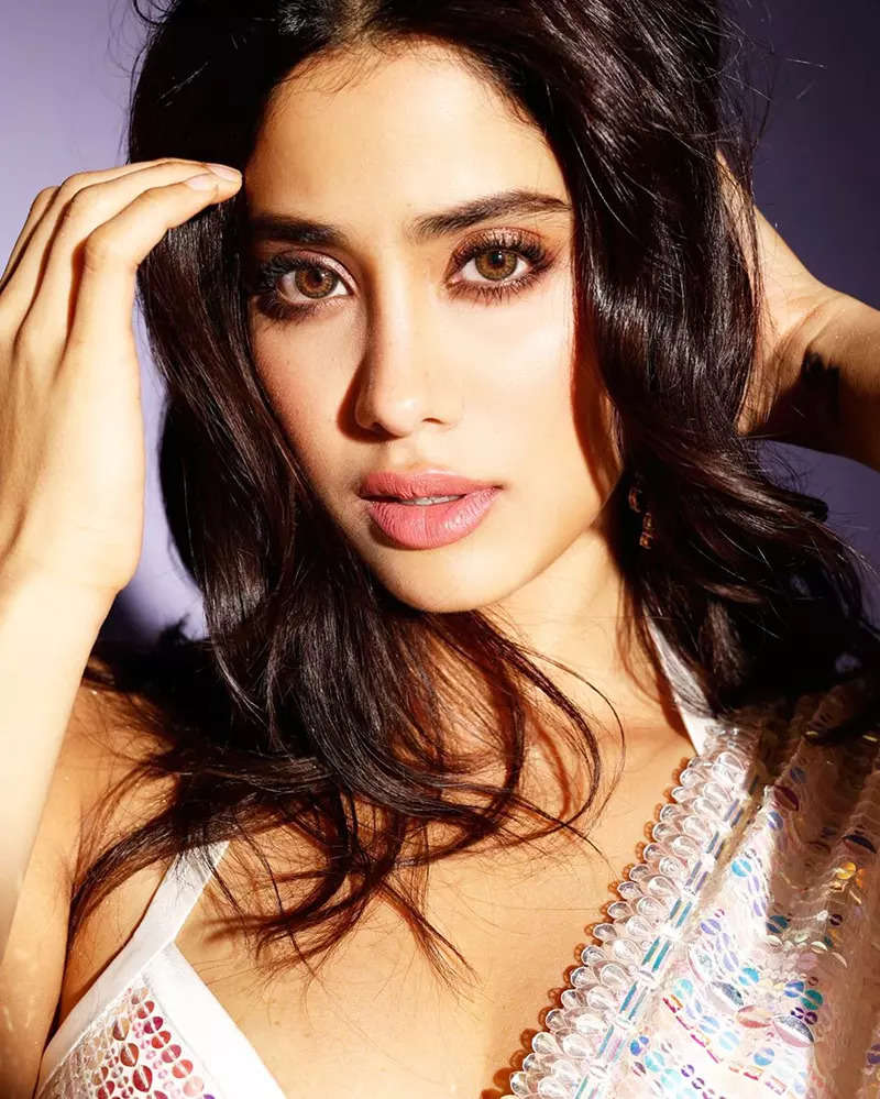 These ravishing pictures of Janhvi Kapoor in a stylish sequin saree prove she is a glam queen