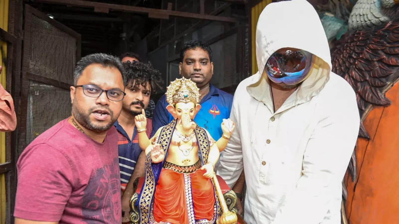 Raj Kundra brings Ganpati Bappa home