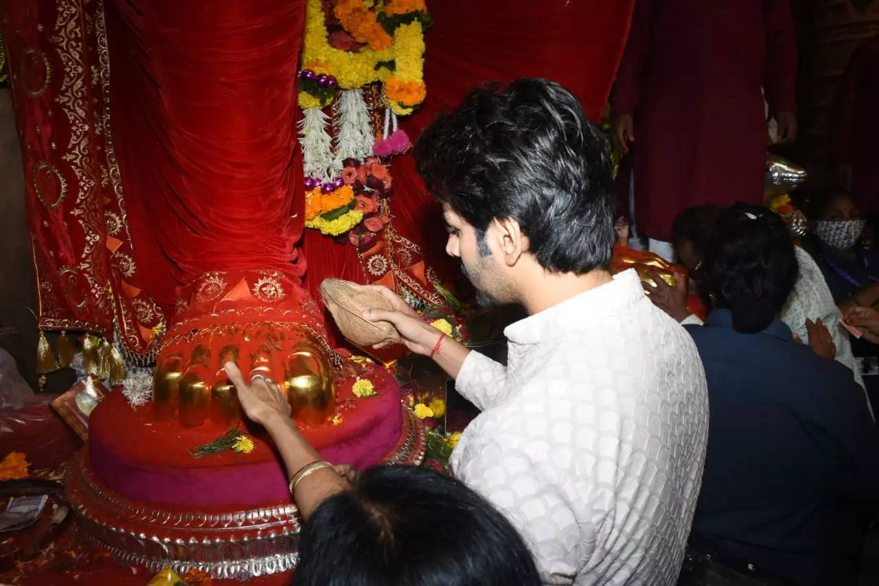 Kartik Aaryan at Lalbaugcha Raja for Ganesh Chaturthi. Pics here!