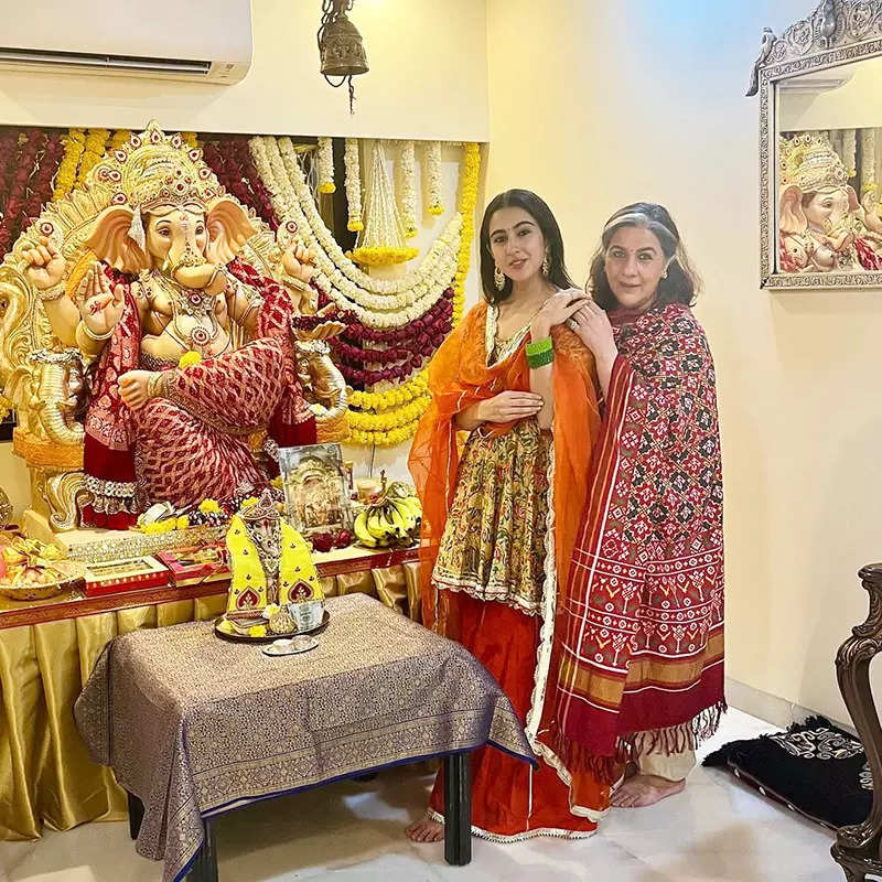 Ganesh Chaturthi 2022: Unmissable pictures of Sara Ali Khan welcoming Ganpati home with mom Amrita Singh