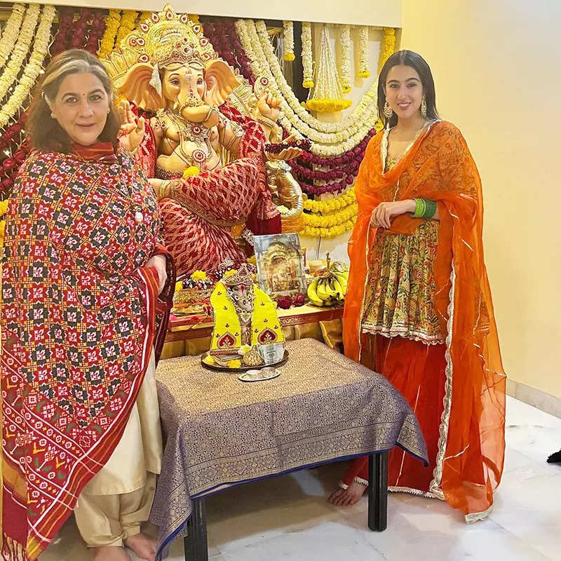 Ganesh Chaturthi 2022: Unmissable pictures of Sara Ali Khan welcoming Ganpati home with mom Amrita Singh