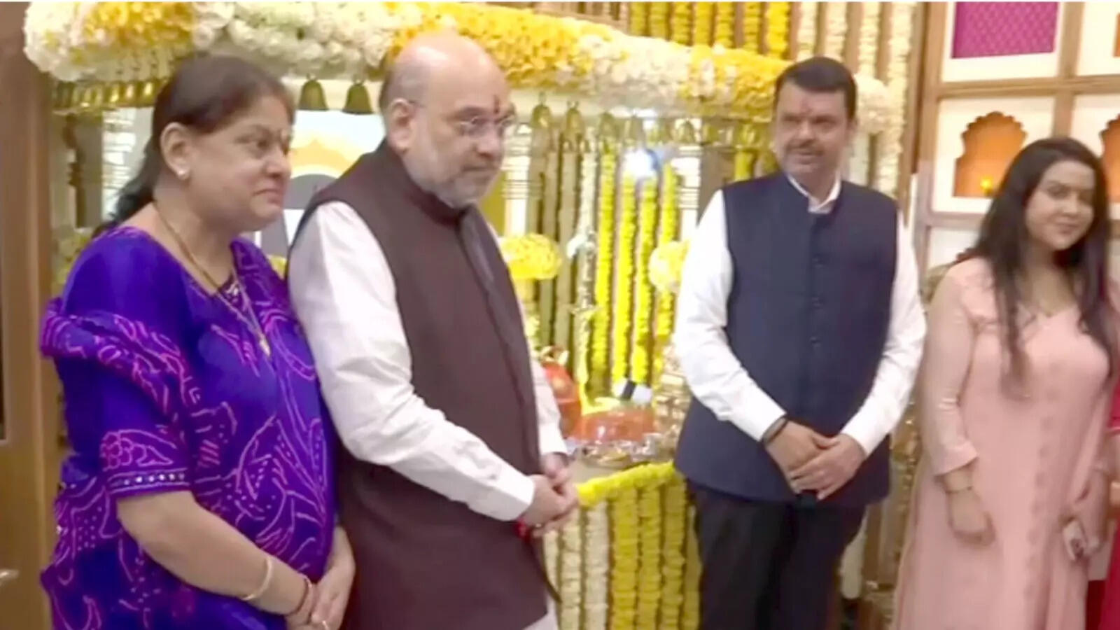 Maharashtra: Amit Shah offers prayers to Lord Ganesha at Devendra ...