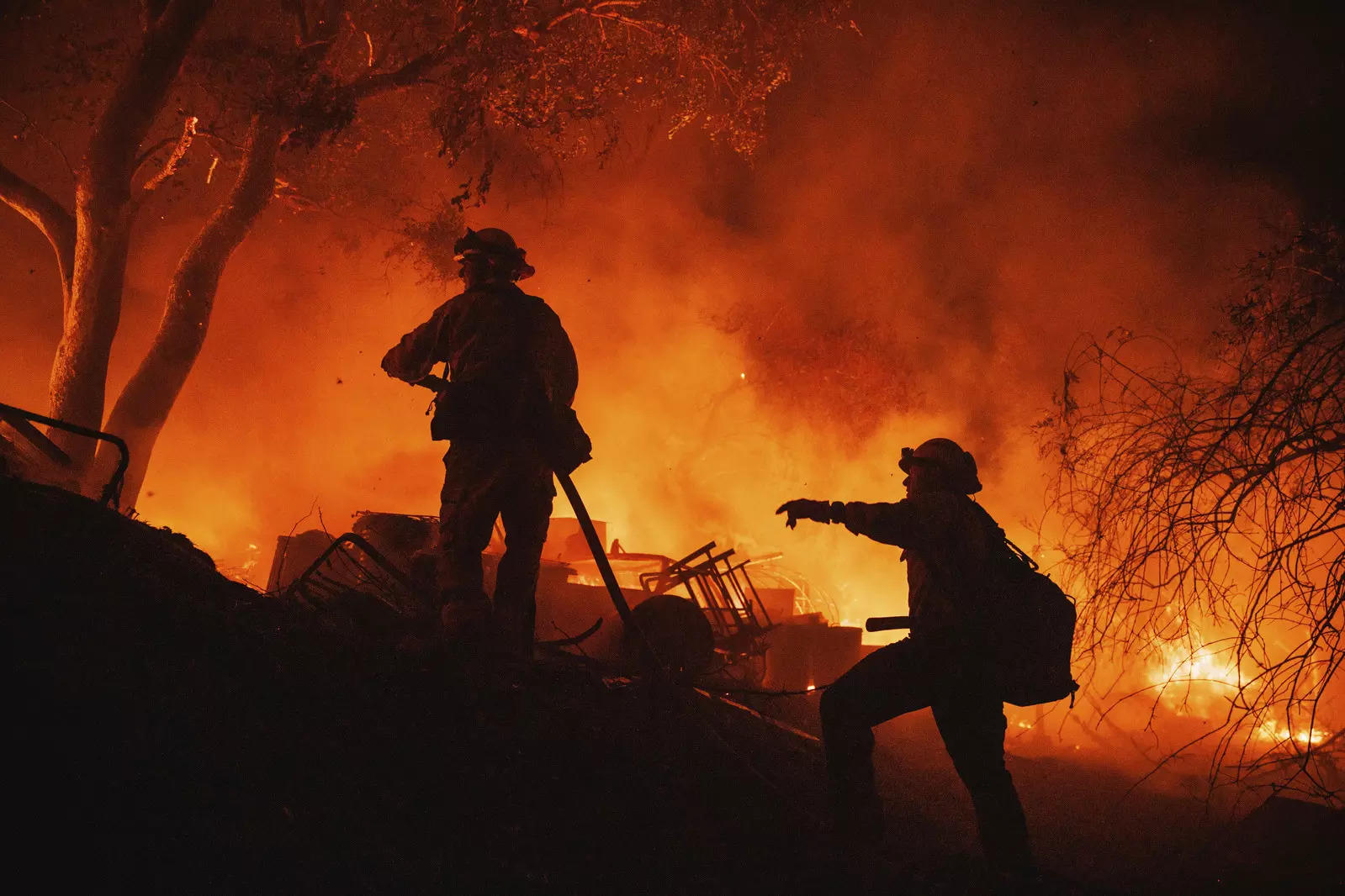 California's fast-moving wildfire forces evacuations; see pics