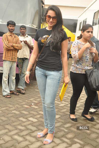 Sonakshi spotted @ Mehboob Studios
