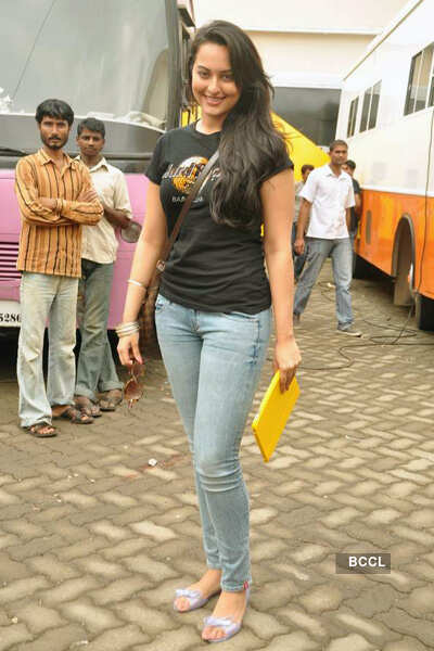 Sonakshi spotted @ Mehboob Studios