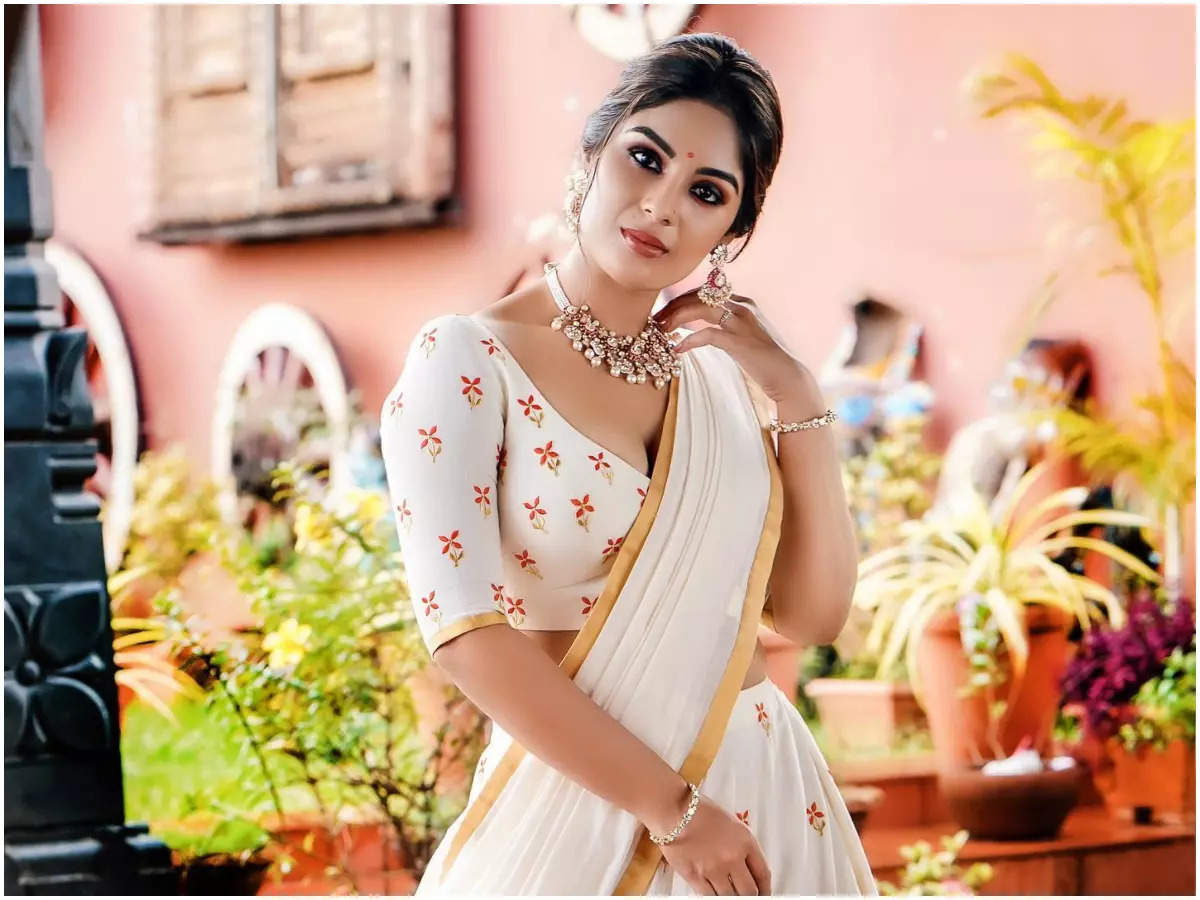 Onam 2022: Take fashion inspiration from M-Town divas | The Times of India