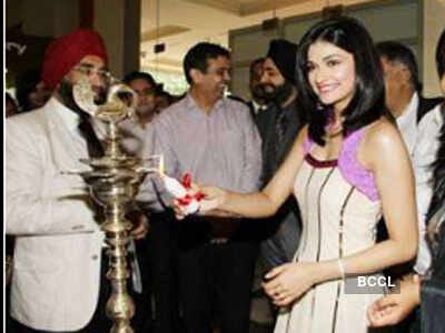 Prachi launches Glamour show