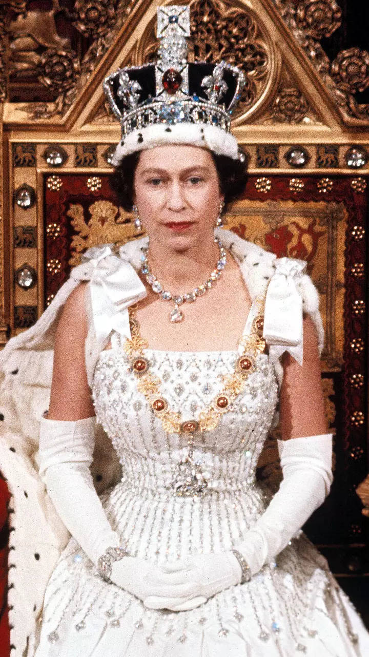 Queen Elizabeth II Looks: Throwback to the most iconic looks of Queen  Elizabeth II | Times of India