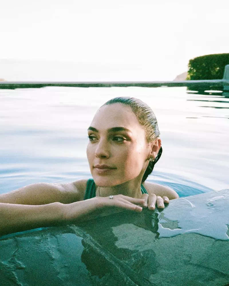 ‘Wonder Woman’ Gal Gadot drops gorgeous bikini pics as she flaunts her toned abs in new poolside pictures