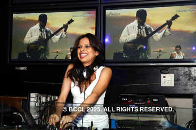 DJ Nikhil Chinappa & DJ Pearl Live