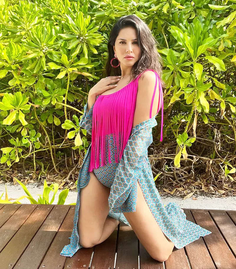 These glamorous pictures of Sunny Leone from her beach vacation will leave you spellbound