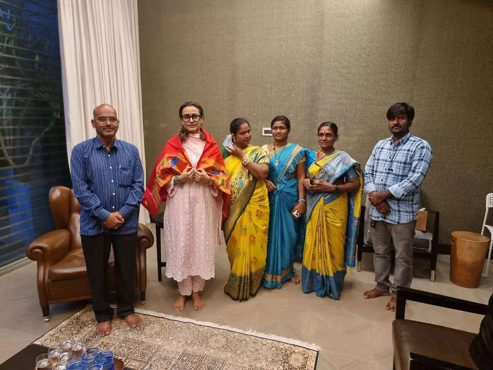 Namrata Shirodkar supports weavers