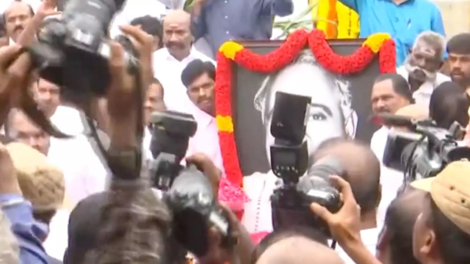 Chennai: E Palaniswami pays floral tribute to CN Annadurai on his birthday