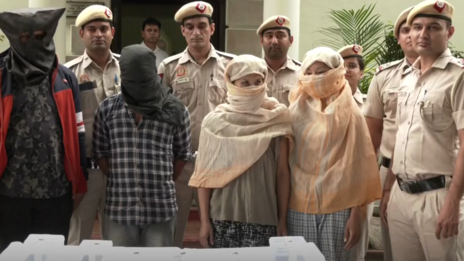 Delhi Police Busts Gang Of Fraudsters Duping Indian Woman 9489